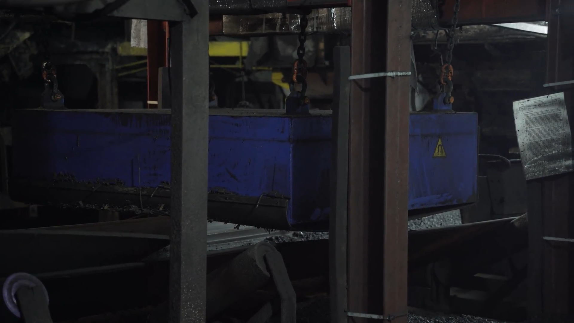 Zdjęcie przedstawia uławiacze elektromagnetyczne wyłapujące drobne metalowe zanieczyszczenia z węgla surowego kierowanego do wzbogacania. Nadawa transportowana jest przenośnikiem taśmowym. Nad nim zamontowany jest poprzecznie uławiacz. Jest on zabudowany i przypomina krótki przenośnik taśmowy. Jednak na jego powierzchni znajdują się przegrody prostopadłe do taśmy. Natomiast we wnętrzu elektromagnesy wyłapujące drobne zanieczyszczenia o właściwościach ferromagnetycznych. Poniżej zdjęcia widoczny jest przycisk multimedialny z nagraniem audio. Treść nagrania jest zgodna z tytułem zdjęcia.