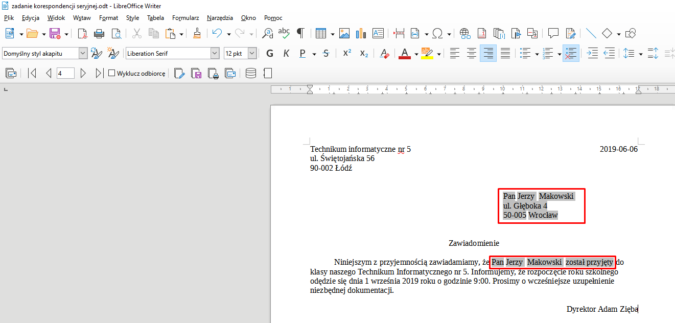 Ilustracja przedstawia otwarty program Microsoft Word z tekstem zawiadomienia. Zaznaczono w nim dwa fragmenty. Pierwszy znajdujący się powyżej treści zawiadomienia to Pan Jerzy Makowski ulica Głęboka 4, 50 005 Wrocław. Drugi znajdujący się w treści zawiadomienia to Pan Jerzy Makowski został przyjęty. 