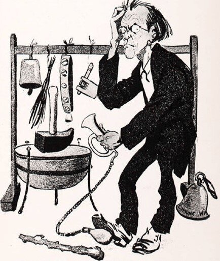 Czarno‑biała karykatura starszego mężczyzny w garniturze, który wygląda na zmartwionego lub zamyślonego. Trzyma młotek i stoi przed dziwnym zestawem przedmiotów przypominającym prowizoryczny instrument — wisi tam dzwonek, kości, szczotka, metalowa rura i inne nietypowe elementy. Mężczyzna drapie się po głowie, jakby nie wiedział, co dalej zrobić.