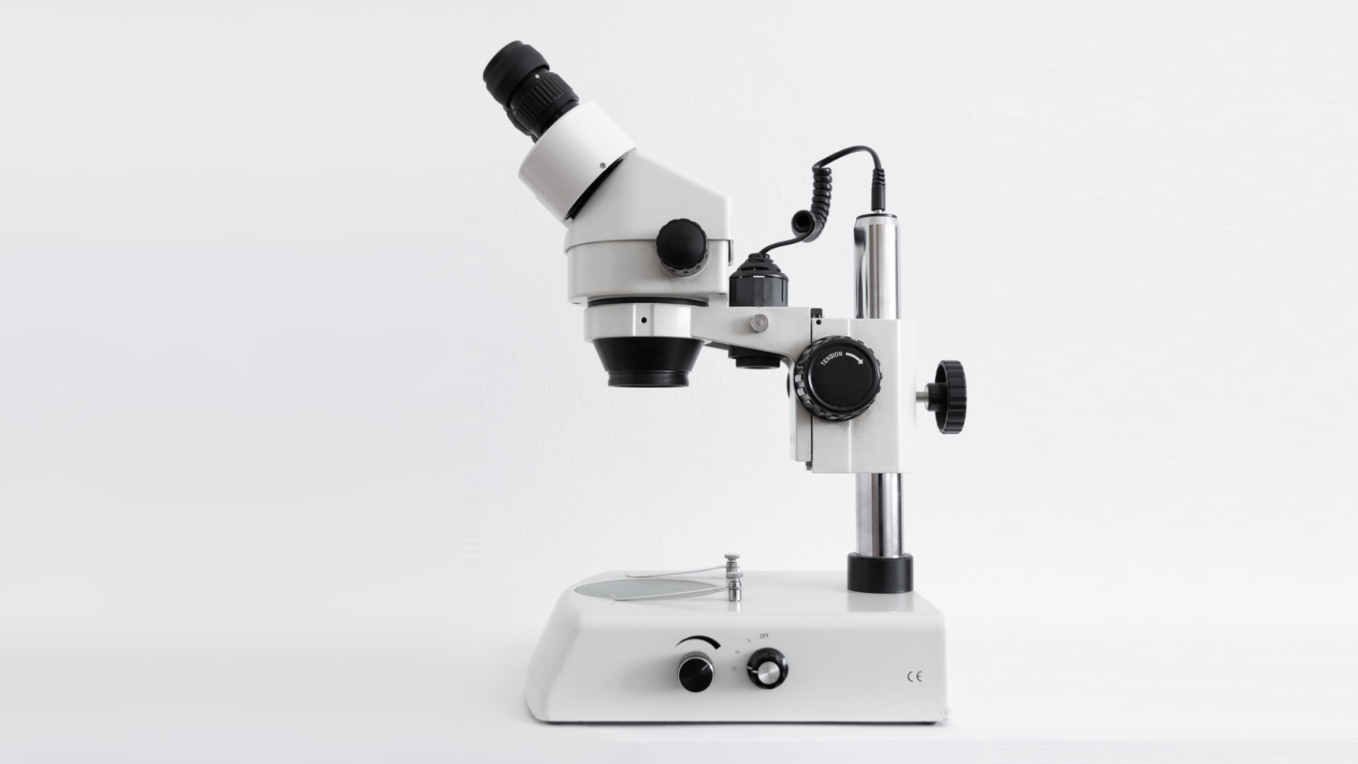 Zdjęcie przedstawia mikroskop optyczny. Na zdjęciu widoczny jest cały mikroskop.
