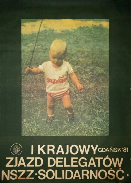 Zdjęcie przedstawia około dwuletnie dziecko w koszulce z napisem „Solidarność”. Bawi się ono w letni dzień na dworze. Pod zdjęciem widnieje napis: Pierwszy krajowy zjazd delegatów NSZZ Solidarność, Gdańsk 1981 rok.