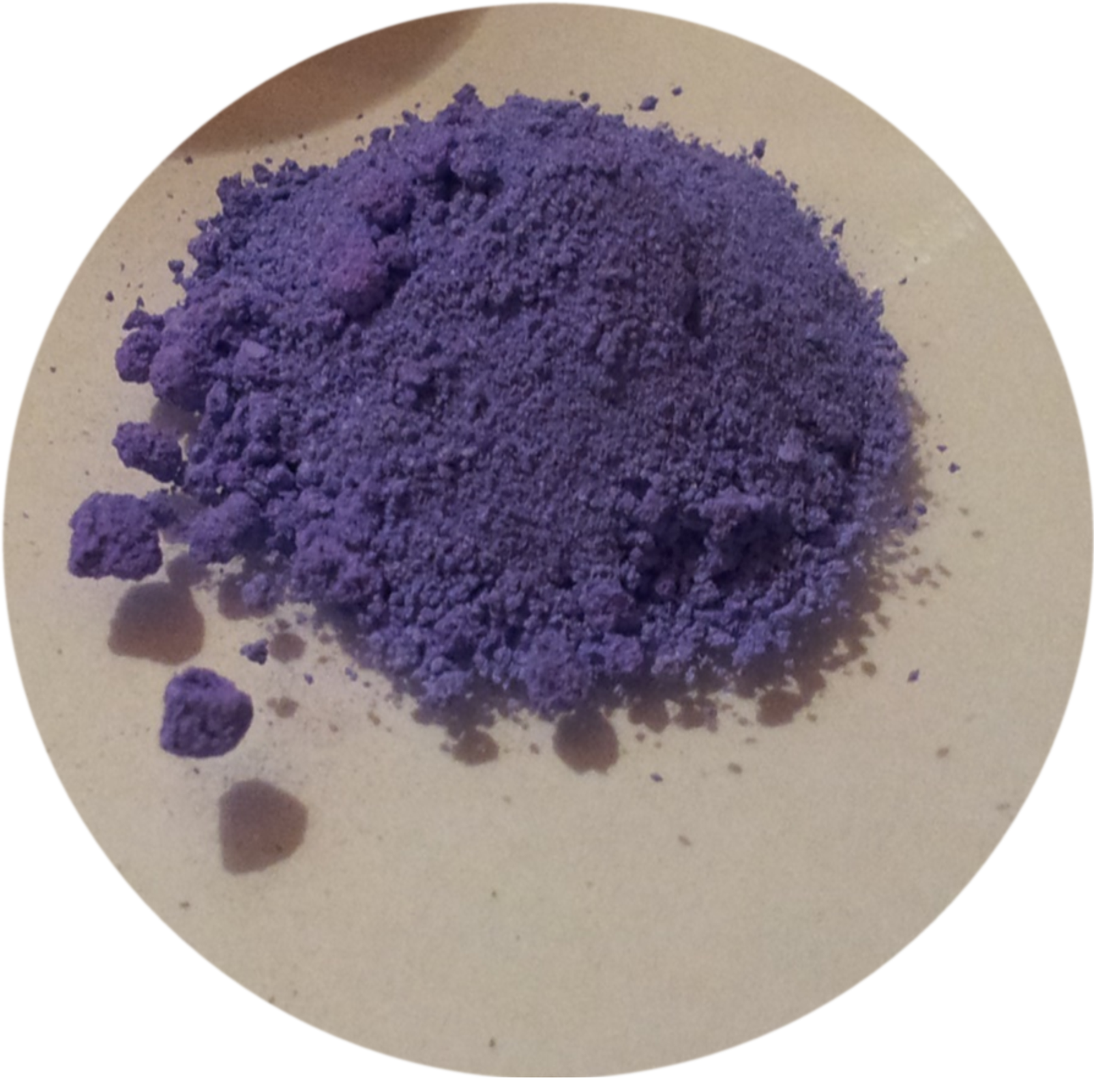 Ilustracja przedstawia jasno fioletowy matowy proszek i parę grudek tego samego koloru obok.