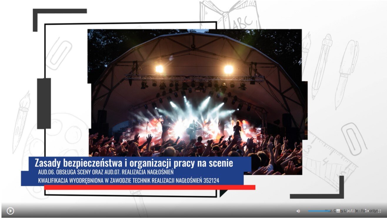 Grafika przedstawia widok ujęcia początkowego filmu edukacyjnego zatytułowanego Zasady bezpieczeństwa i organizacji pracy na scenie. Na grafice widać pasek sterowania filmem, który zawiera przycisk startu film, suwak głośności filmu, przycisk włączenia napisów, przycisk wyboru jakości odtwarzanego filmu, przycisk wyboru prędkości odtwarzania filmu oraz przycisk włączenia pełnego ekranu.