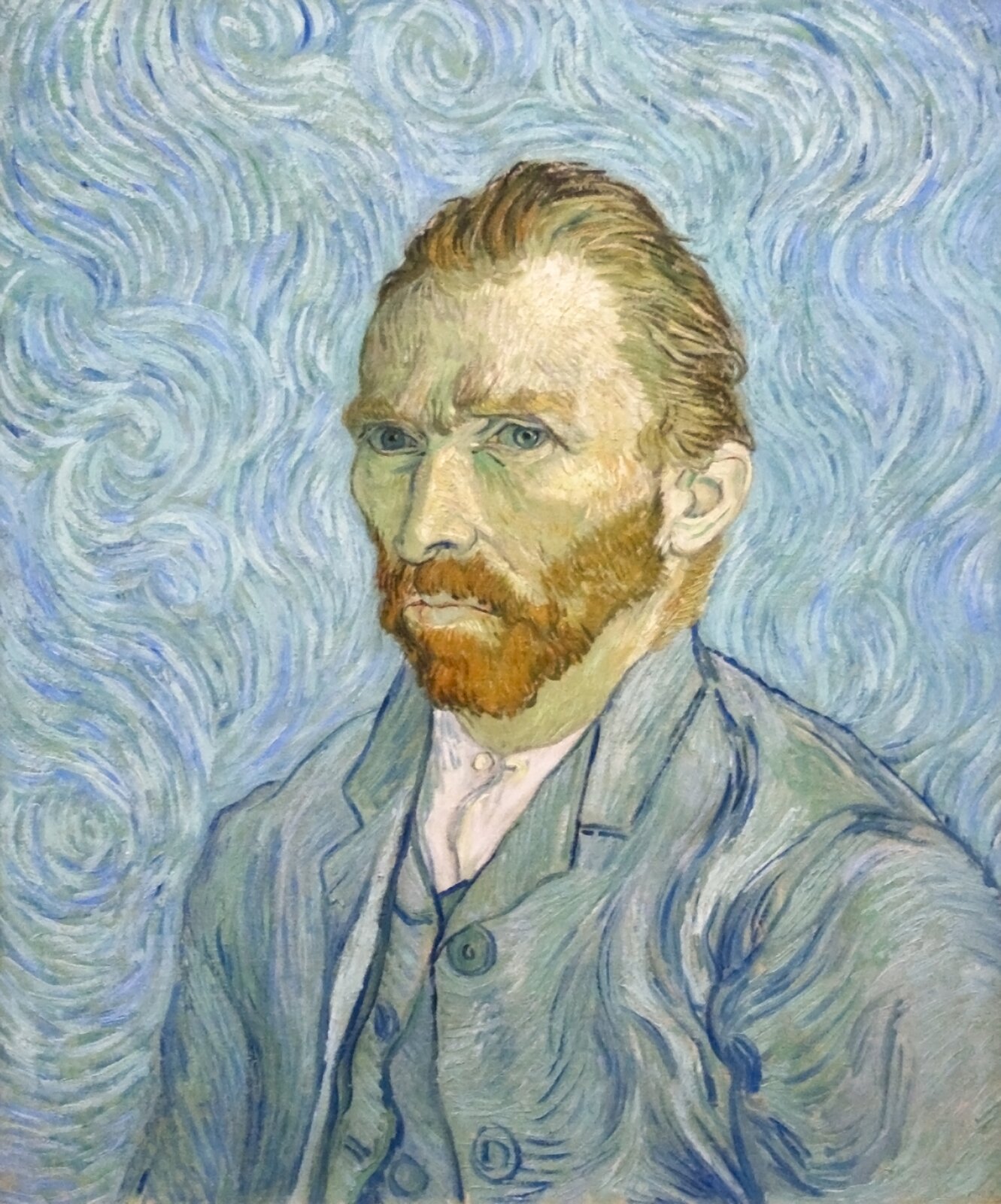 Obraz przedstawia autoportret Vincenta van Gogha. Mężczyzna ma krótkie, rude włosy zaczesane do tyłu. Widoczne są jego zakola. Ma rude, krzaczaste brwi, błękitne oczy, duży i lekko krzywy nos oraz krótką, rudą brodę. Ubrany jest w białą koszulę, błękitną kamizelkę oraz marynarkę. Mężczyzna ukazany jest od ramion w górę. Jego tułów skierowany jest w lewą stronę obrazu, jednak wzrok skierowany jest wprost na odbiorcę. Tło jest błękitno‑białe.