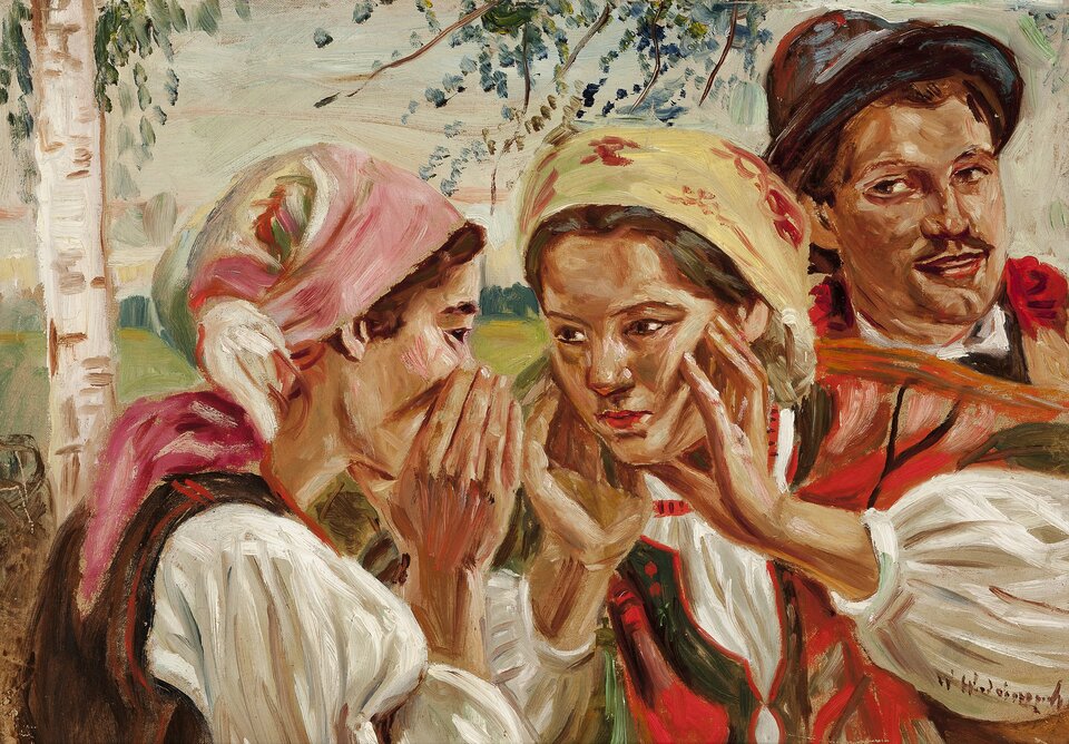 Obraz przedstawia trzy osoby w tradycyjnych, ludowych strojach. Na pierwszym planie widzimy dwie młode kobiety — jedna z nich, w różowej chuście, pochyla się ku drugiej i szeptem przekazuje jej jakąś wiadomość. Druga kobieta, w jasnożółtej chuście i zielono‑czerwonym stroju, z powagą i skupieniem słucha, opierając głowę na dłoni. Z prawej strony obrazu znajduje się młody mężczyzna w kapeluszu i czerwonym elemencie stroju, który z uśmiechem przygląda się kobiecie słuchającej szeptu. Tło obrazu stanowi krajobraz z drzewami, w tym widocznym po lewej stronie pniem brzozy, i rozmytą zielenią w oddali. 