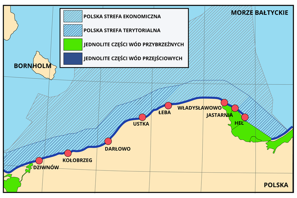 Rysunek przedstawia wstępną ocenę stanu środowiska wód morskich polskiej strefy Morza Bałtyckiego. Jest to rysunek polskiego wybrzeża, na którym zaznaczono: ciemnoniebieskim kreskowaniem polską strefę terytorialną, jasnoniebieskim kreskowaniem polską strefę ekonomiczną, zielonym kolorem jednolite części wód przybrzeżnych oraz ciemnoniebieską linią jednolite części wód przejściowych.