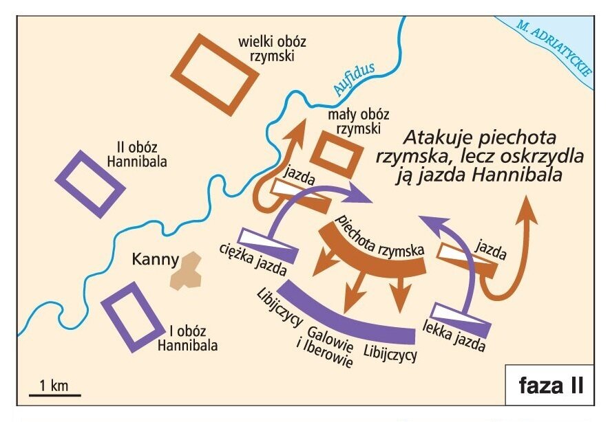  Mapa przedstawia drugą fazę bitwy pod Kannami w 216 roku przed naszą erą. Atakuje piechota rzymska, którą od skrzydeł otacza lekka jazda Hannibala. Jazda rzymska wycofuje się. 