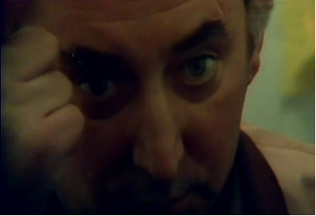 Zdjęcie przedstawia zbliżenie na twarz dojrzałego mężczyzny. Ma zmarszczone czoło. Blisko twarzy trzyma złożoną w pięść dłoń.