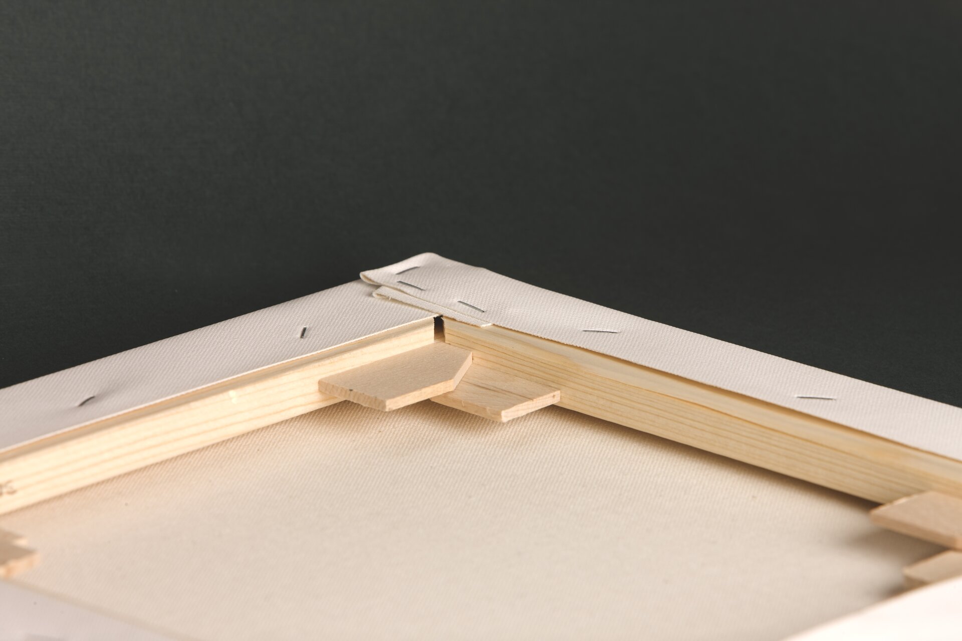 Zdjęcie przedstawia blejtram, czyli prostokątną ramę zbitą z desek, na które naciągnięto płótno.