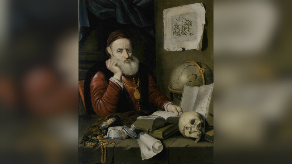 Obraz przedstawia starszego mężczyznę z siwą brodą, siedzącego przy stole. Mężczyzna ma przed sobą otwartą książkę. Na stole przed nim leżą książki, ludzka czaszka, złota biżuteria. Na drugim planie znajduje się duży globus.