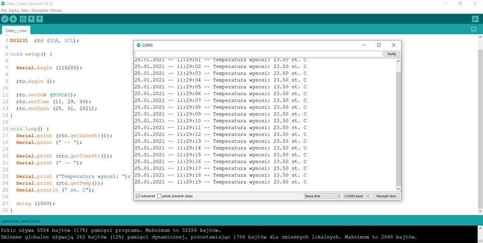 Zrzut ekranu przedstawia okno „Data_i_czas|Arduino 1.8.13”. W polu głównym mamy otwartą zakładkę zatytułowaną „Data_i_czas”. W zakładce wpisany jest następujący kod: … 3. DS3231 rtc (SDA, SCL); 4. 5. void setup() { 6. 7. Serial.begin (115200); 8. 9. rtc.begin (); 10. 11. rtc.setDOW (MONDAY); 12. rtc.setTime (11, 29, 00); 13. rtc.setDate (25, 01, 2021); 14. } 15. 16. void loop() { 17. Serial.print (rtc.getDateStr()); 18. Serial.print (” -- ”); 19. 20. Serial.print (rtc.getTimeStr()); 21. Serial.print (” -- ”); 22. 23. Serial.print (”Temperatura wynosi: ”); 24. Serial.print (rtc.getTemp()); 25. Serial.printIn (” st. C”); 26. 27. delay (1000); 28. } Na zrzucie otwarte jest także drugie, mniejsze okno COM5, w którym wyświetla się komunikat w każdym kolejnym wierszu: „25.01.2021 -- 11:29:01 – Temperatura wynosi: 23.50 st. C”. Każdy kolejny wiersz różni się o sekundę więcej od poprzedniego, temperatura pozostaje bez zmian.
