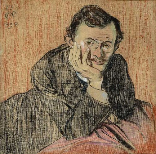 Obraz przedstawia młodego mężczyznę opierającego się na oparciu kanapy. Mężczyzna ma szczupłą twarz, wydatny nos, niewielkie wąsy.  Jego ciemne, krótkie włosy są w nieładzie. Mężczyzna podpiera głowę prawą dłonią. Ubrany jest w koszulę i garnitur.