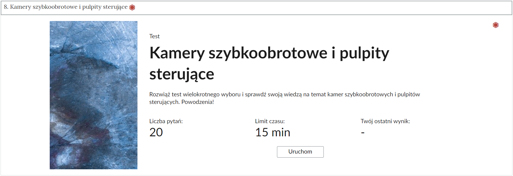 Grafika przedstawia przykładowy wygląd panelu testu. Składa się on z tytułu testu, informacji o liczbie pytań, czasie, w którym należy rozwiązać test, oraz o ostatnim uzyskanym wyniku. Poniżej widać przycisk Uruchom.