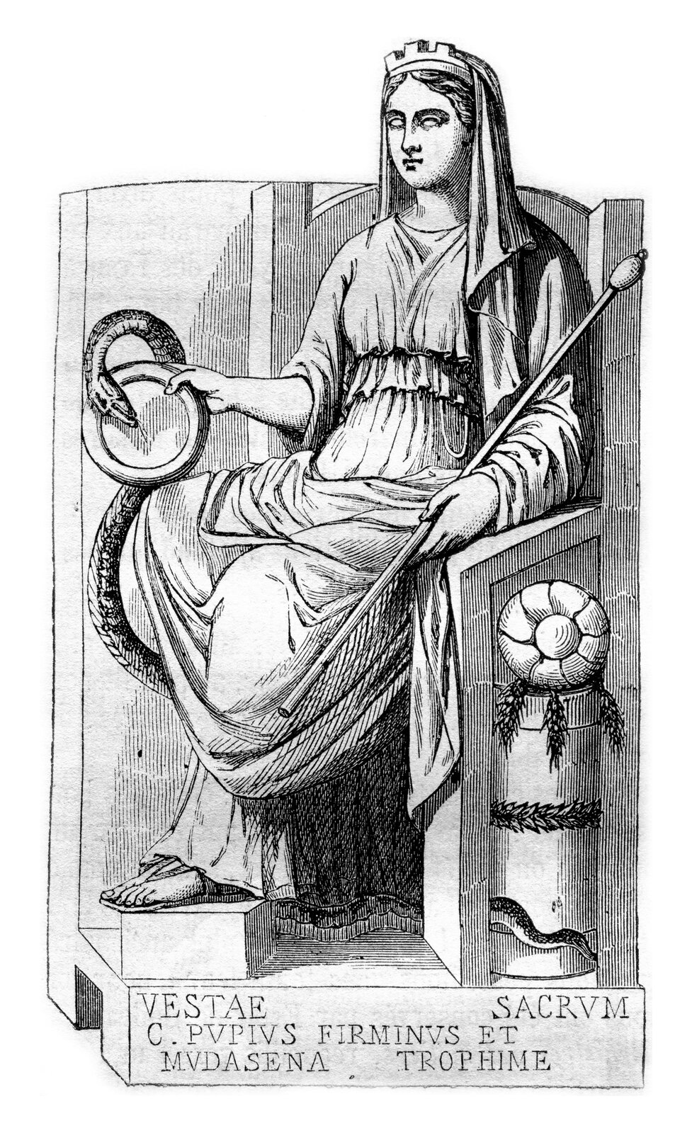 Czarno-biała ilustracja przedstawia Westę siedzącą na tronie. Kobieta ma na głowie welon skrywający jej włosy. Ubrana jest w długą suknię sięgającą do ziemi. Kobieta w dłoniach trzyma swoje atrybuty: węża i włócznię. 