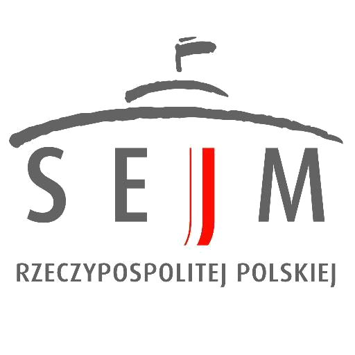 Na ilustracji znajduje się logo Sejmu Rzeczypospolitej Polskiej.  Nad napisem SEJM (gdzie w literę "J" wpisane są barwy flagi Polski) znajduje się dach. W kolorze szarym, w kształcie większej kopuły rozciągniętej na szerokość całego wyrazu a nad nią mniejszej na której jest flaga. 