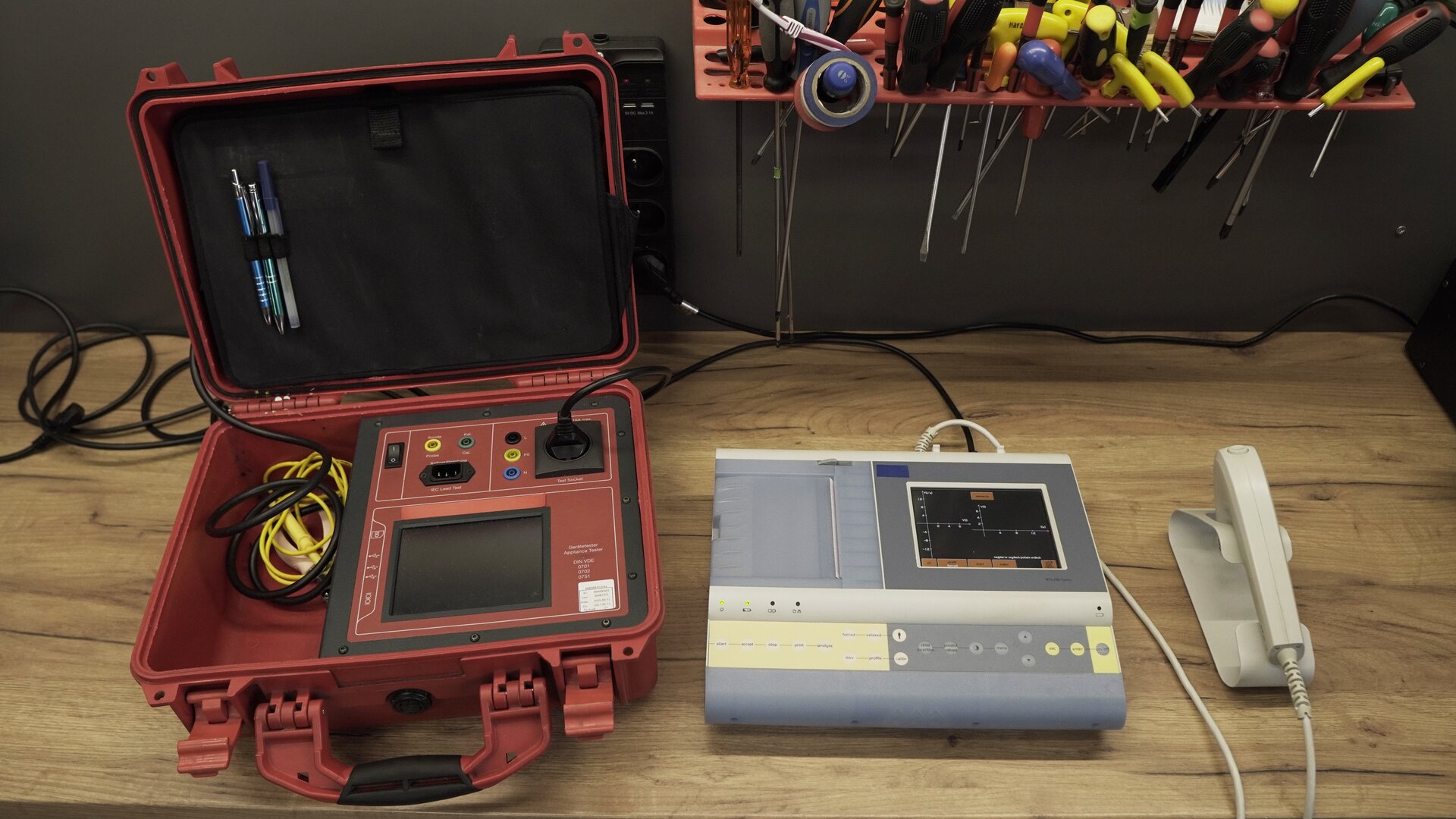 Zdjęcie przedstawia urządzenie testujące ST750A, do którego podłączony jest spirometr z przetwornikiem.