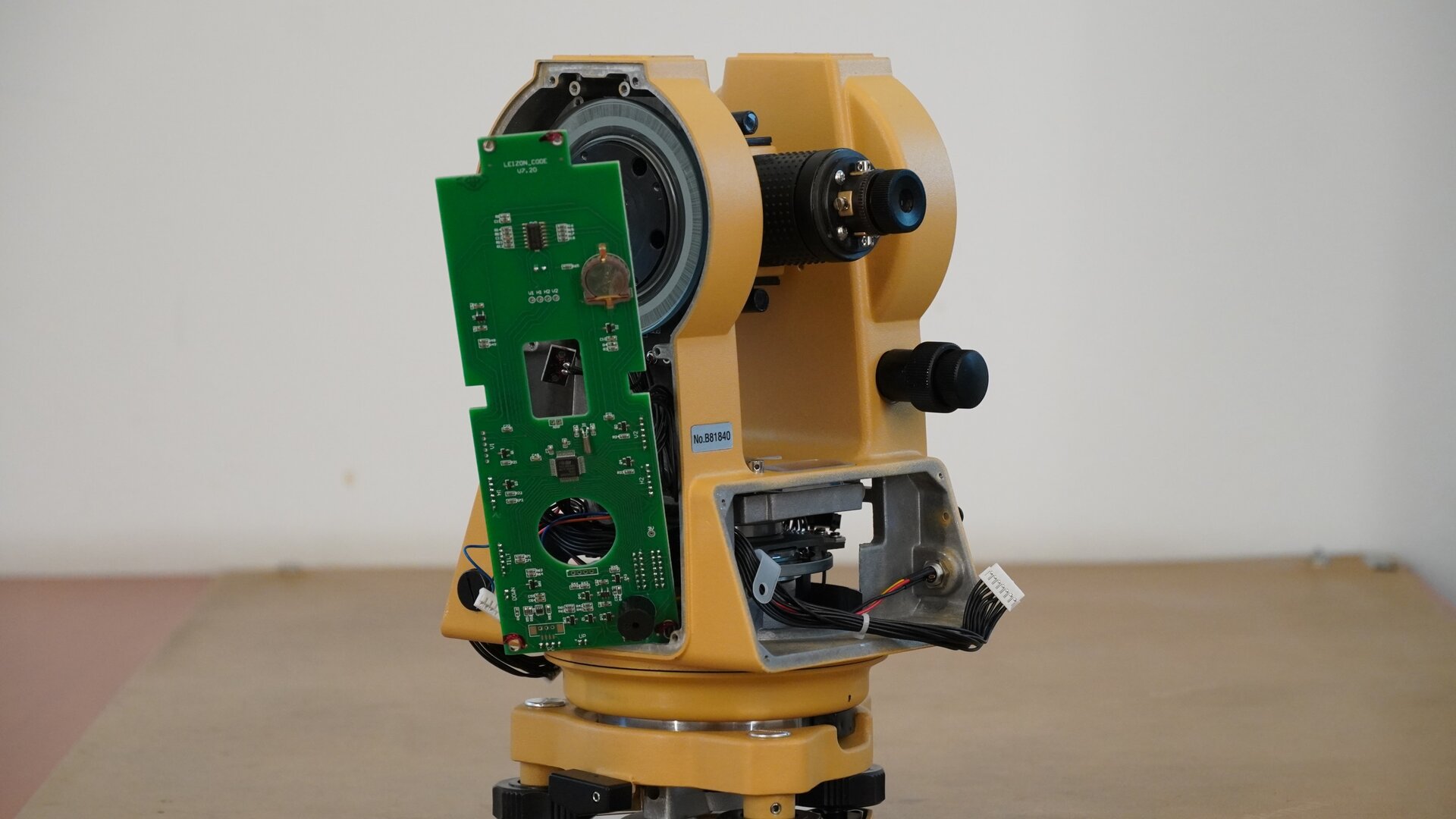 Na zdjęciu przedstawiono boczne ujęcie teodolitu ze zdemontowaną boczną osłoną oraz zdemontowanym wyświetlaczem. 