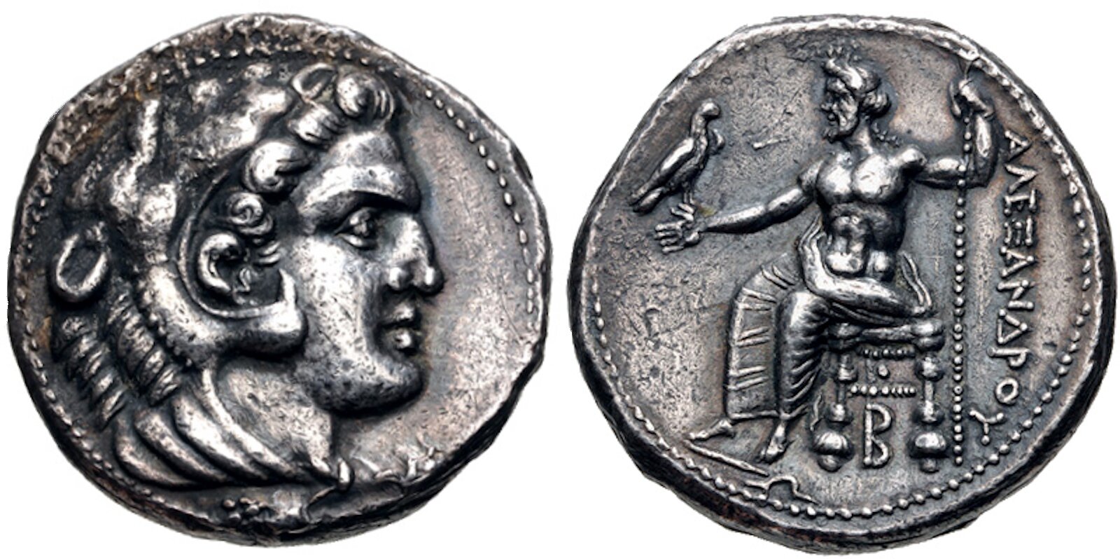 Zdjęcie przedstawia awers i rewers antycznej monety. Moneta przedstawia podobiznę Aleksandra Wielkiego. Na awersie widoczny jest prawy profil głowy mężczyzny. Na rewersie mężczyzna siedzi, na jego dłoni stoi ptak. Obok znajdują się napisy w języku greckim.
