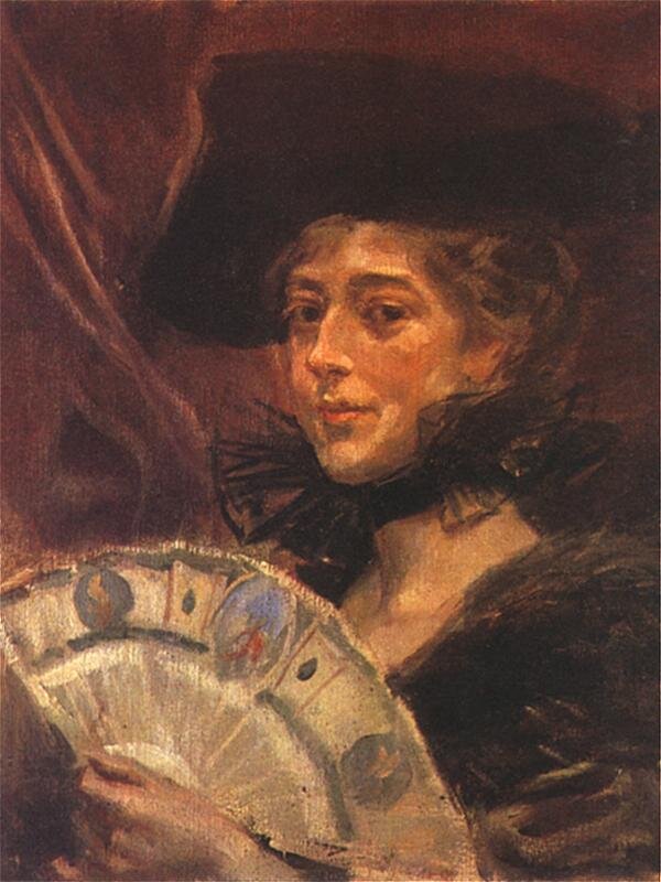 Ilustracja przedstawia portret Marii Pawlikowskiej–Jasnorzewskiej. Jest to kobieta w średnim wieku, w kapeluszu na głowie. Ubrana jest w suknię z wycięciem w serek na piersiach, na szyi ma ozdobną kryzę. W prawej dłoni trzyma wachlarz.