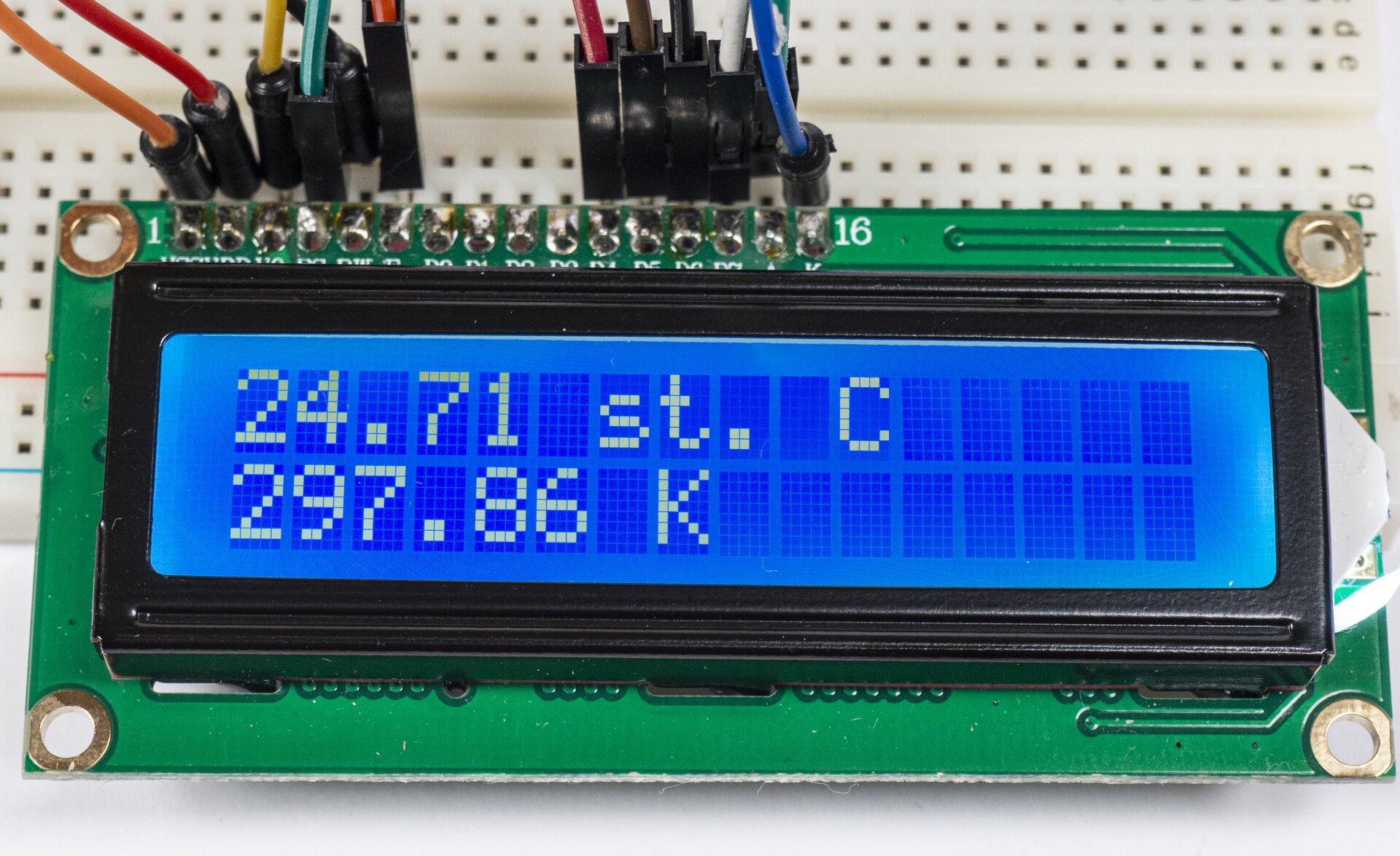 Zdjęcie przedstawia ekran LCD wyświetlający napis:  "24.71 st. C 287.86 K".