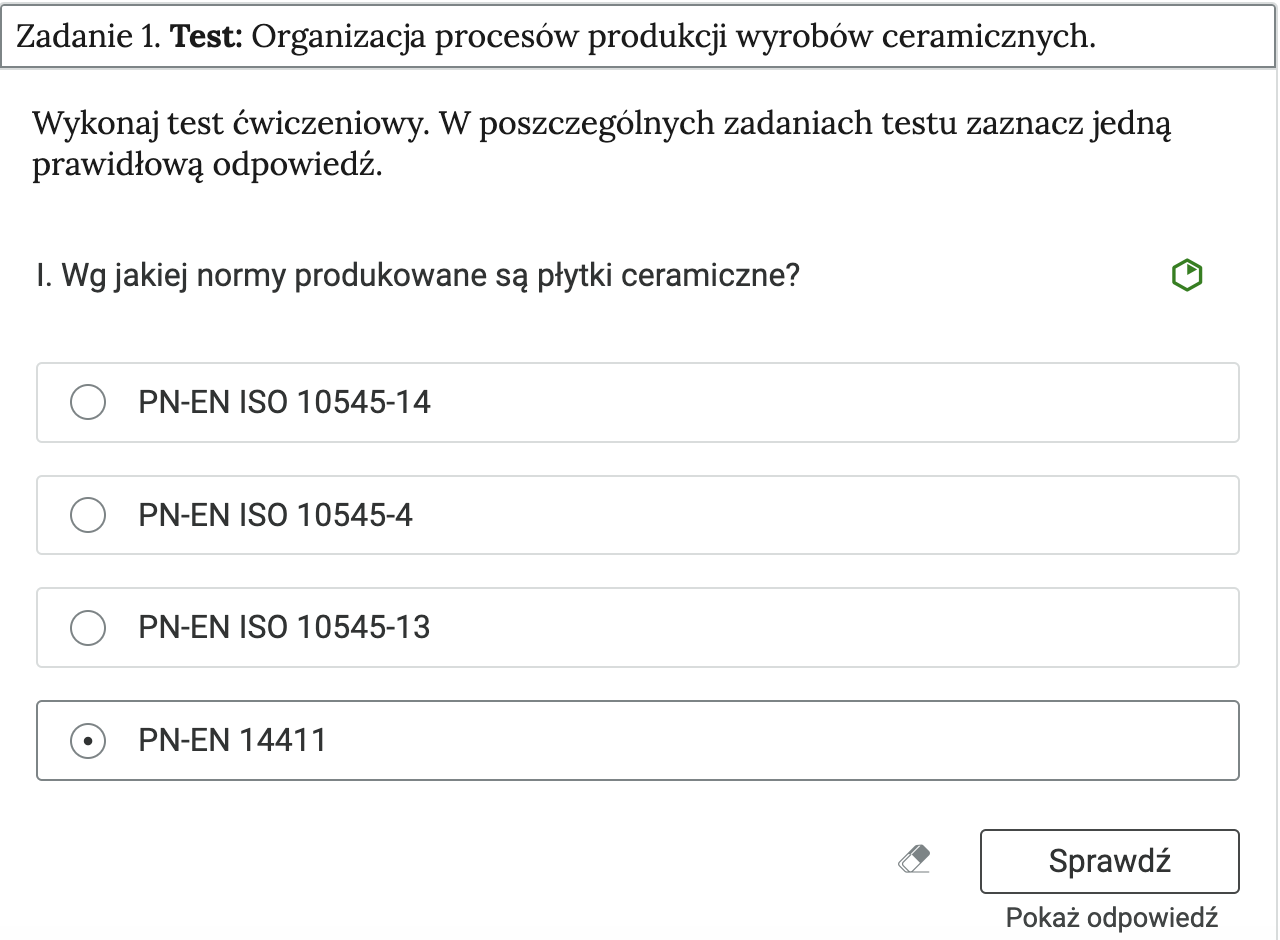 Grafika przedstawia rozwiniętą zakładkę interaktywnych materiałów sprawdzających. Widoczne jest Ćwiczenie 1. Pytanie dotyczy normy, według jakiej produkowane są płytki ceramiczne. Poniżej zamieszczono cztery możliwe odpowiedzi, z których jedna jest prawidłowa.  