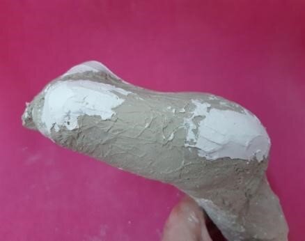 Zdjęcie przedstawia odlew gipsowy oraz bolesnych miejsc, na które nałożona została dodatkowa warstwa gipsu.