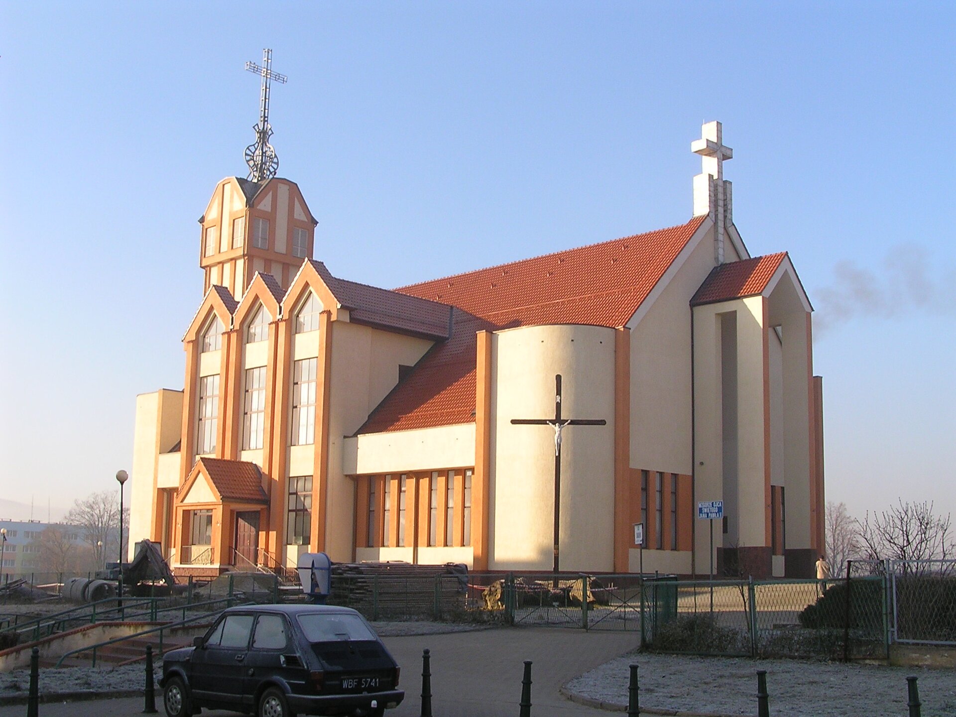 Kościół wzniesiony w XXI w. Źródło: WiWok~commonswiki, Kościół wzniesiony w XXI w., 2006, licencja: CC BY-SA 3.0.