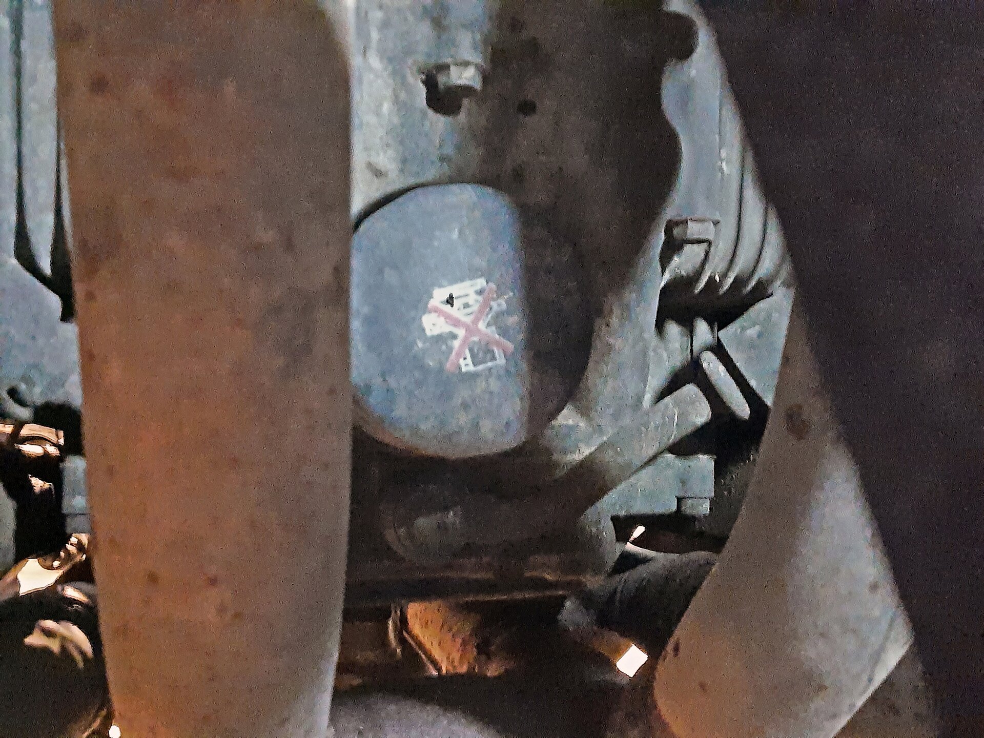 Na ekranie przedstawione zamknięte okrągłe wieko wlewu oleju pojazdu.