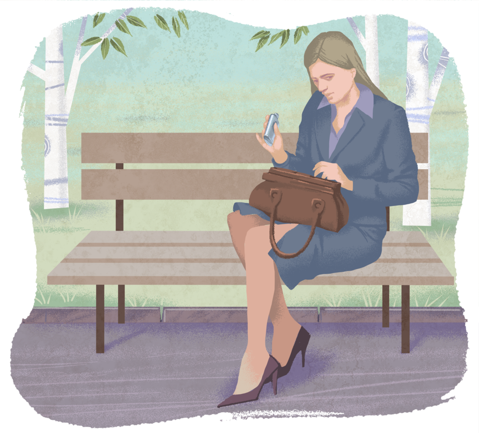 Na ławce w parku siedzi elegancka kobieta w granatowym kostiumie i butach na obcasie. Na kolanach ma brązową torebkę. Wyjmuje z niej małą, metalową butelkę z alkoholem. 