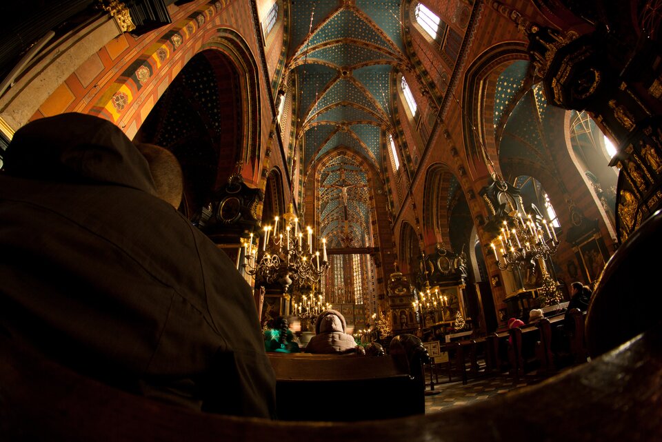 Na zdjęciu jest widoczne wnętrze kościoła.  Sklepienie nawy głównej jest krzyżowo‑żebrowe. Na jego łukach żeber umieszczone są herby. Przy filarach bocznych znajdują się ołtarze, w których umieszczono obrazy. 