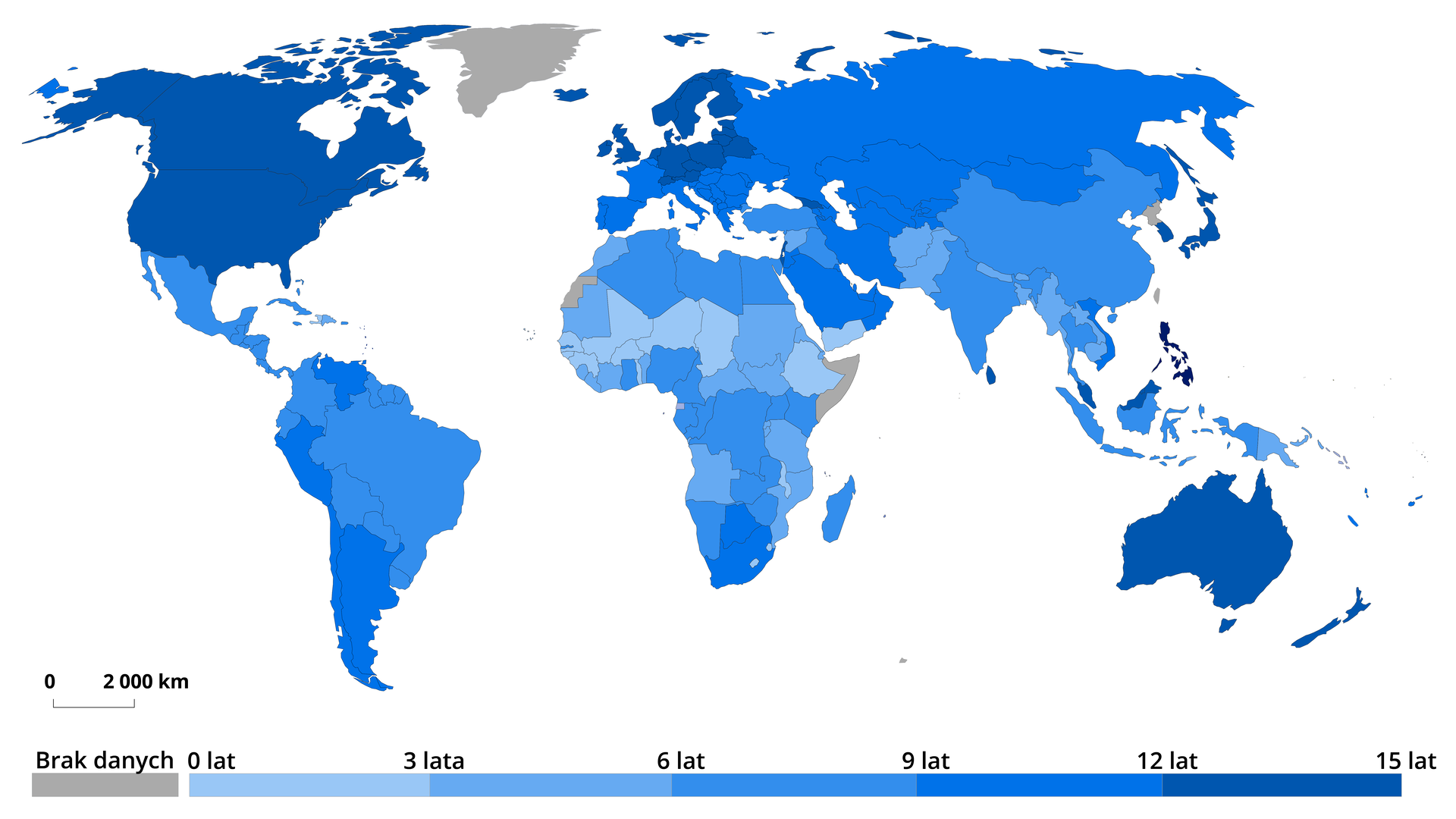 Na mapie świata przedstawiono dostęp do edukacji wyrażony średnią liczbą lat nauki w 2017 roku. Najdłuższy - od 12 do 15 lat - dotyczy Stanów Zjednoczonych, Kanady, Skandynawii, Islandii, Irlandii, WIelkiej Brytanii, Polski, Niemiec, Czech, Holandii, Austrii, Szwajcarii, Białorusi, Litwy, Łotwy, Estonii, Gruzji, Japonii, Korei Południowej, Australii, Nowej Zelandii, Malezji. Od 9 do 12 lat: pozostałe kraje Europy, Rosja, Kazachstan, Uzbekistan, Turkmenistan, Kirgistan, Tadżykistan, Mongolia, Iran, Arabia Saudyjska, Oman, RPA, Botswana, Wenezuela, Peru,  Chile, Argentyna. Kraje Ameryki Łacińskiej oraz pozostałe państwa Ameryki Południowej mają liczbę lat nauki od 6 do 9 lat. Tu mieści się także część krajów środkowej oraz północnej Afryki, Turcja, Irak, Indie, Chiny, Tajlandia, Indonezja. Najniższa liczba lat w dostępie do edukacji - od zera do trzech lat - charakteryzuje Etiopię, Czad, Niger, Mali, Senegal, Burkinę Faso, Gambię, Gwineę Bissau. W pozostałych krajach świata średni dostęp do nauki wynosi od 3 do 6 lat.     