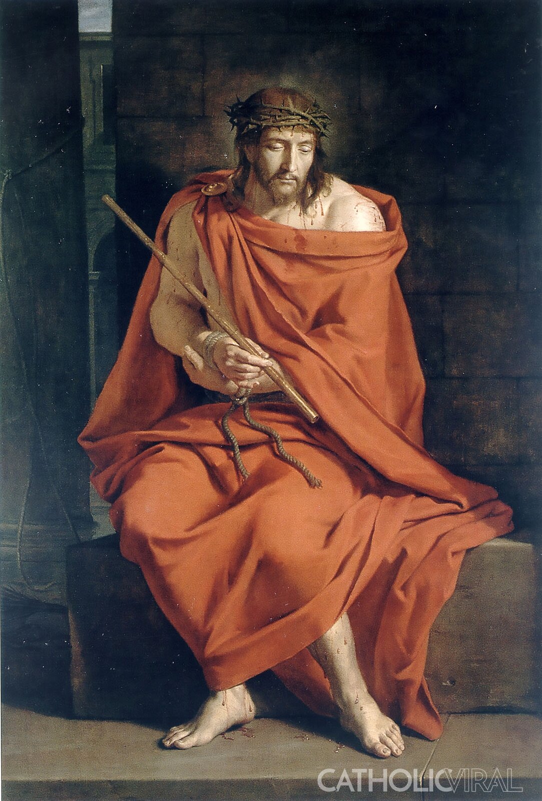 Ilustracja przedstawia obraz Philippe de Champaigne „Ecce Homo”. Na obrazie znajduje się Chrystus. Mężczyzna jest ubrany w pomarańczowy płaszcz. Na głowie ma koronę cierniową. Mężczyzna siedzi na betonowym wzniesieniu. Ręce ma związane sznurem. W jednej dłoni trzyma długi kij. Na jego ciele widoczne są liczne rany, z których sączy się krew. Za postacią znajduje się proste, ciemne tło.