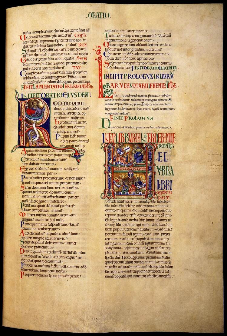 Rozkładówka średniowiecznego rękopisu na pergaminie z dwiema kolumnami łacińskiego tekstu na każdej stronie. Tekst zapisany jest regularnym pismem, z licznymi rubrykami i wyróżnionymi nagłówkami w czerwieni oraz zieleni. Na lewej stronie widoczny jest duży, bogato iluminowany inicjał z postacią w jego wnętrzu, otoczony ornamentami roślinnymi. Na prawej stronie znajduje się prostokątna miniatura przedstawiająca scenę figuralną, wkomponowana w tekst. Całość utrzymana jest w stonowanych barwach pergaminu z akcentami czerwieni, błękitu, zieleni i złota; widoczne są ślady postarzenia i naturalna faktura materiału.