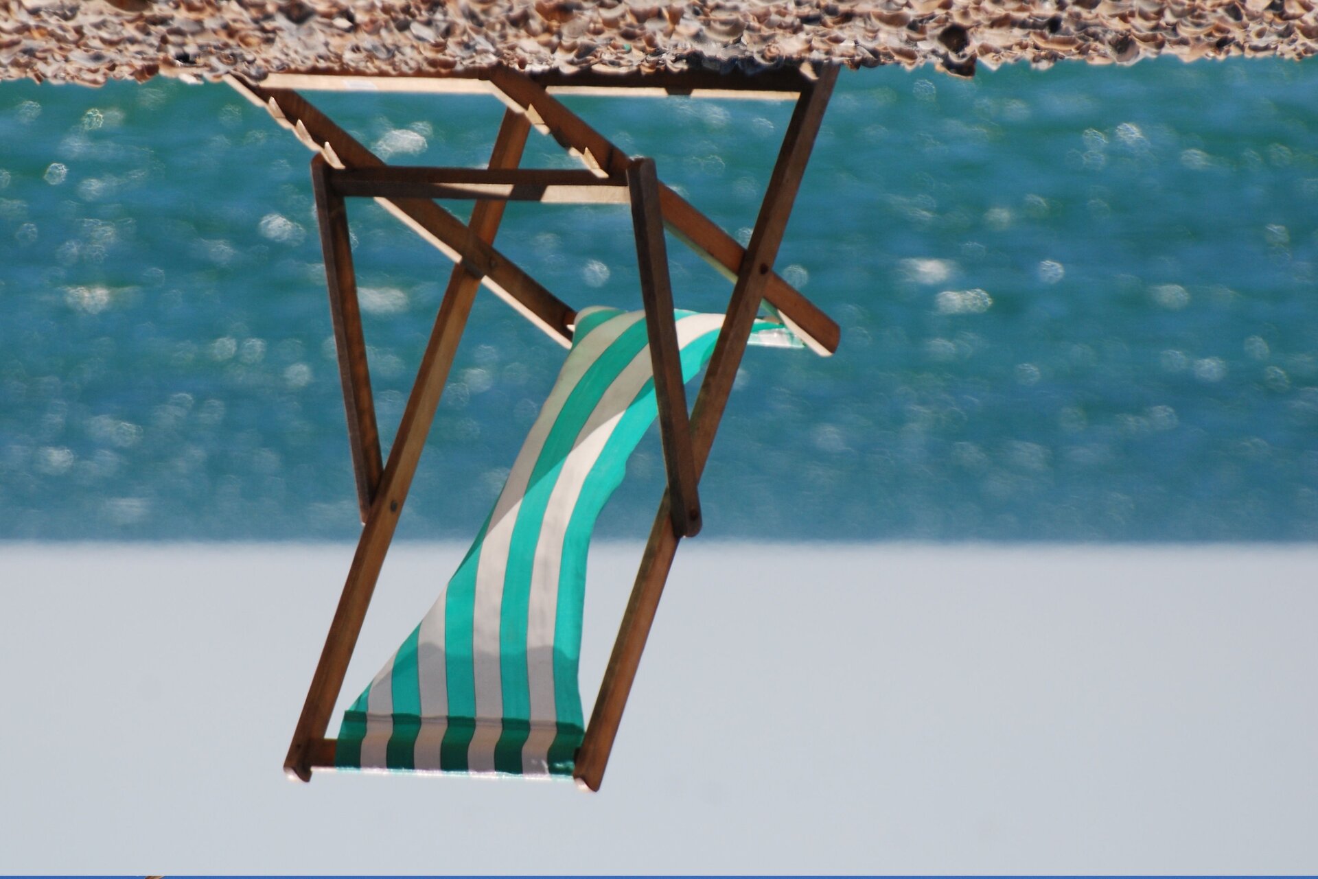 Ilustracja przedstawia leżak