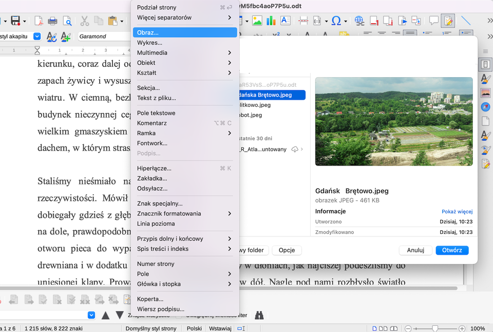 Zrzut ekranu przedstawia fragment środowiska pracy w programie LibreOffice Writer na komputerze Mac. Po lewej stronie widoczny jest tekst literacki, natomiast centralnie znajduje się rozwinięte menu „Wstaw”, w którym podświetlona została opcja „Obraz...”. Po prawej stronie ekranu otwarte jest okno wyboru pliku graficznego (Finder lub podobny menedżer plików systemu macOS), w którym wybrany został plik o nazwie „Gdańsk Brętowo.jpeg”. Podgląd obrazu pokazuje szeroką panoramę zielonego terenu z polami, domami i zabudową miejską na tle wzgórz. Pod podglądem zdjęcia widoczne są dane pliku oraz przycisk „Otwórz”.