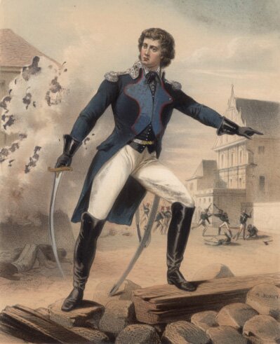 Na obrazie żołnierz stojący na kamieniach i drewnianych belkach. Ma wysokie buty, płaszcz z naramiennikami. W prawej dłoni szabla, a lewą dłonią pokazuje kierunek. W tle budynek i żołnierze.  