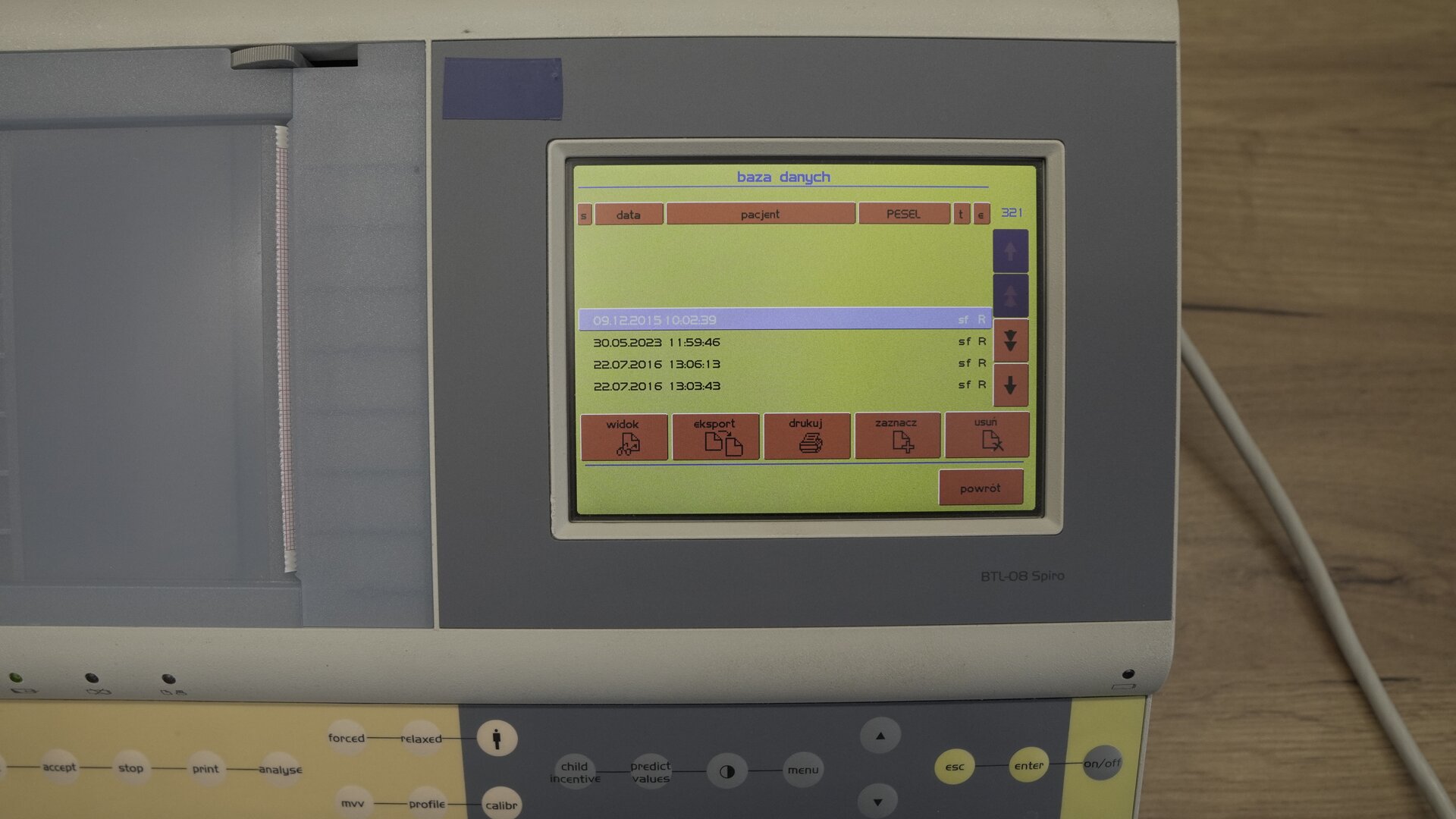 Zdjęcie przedstawia ekran spirometru z listą badań pacjenta.