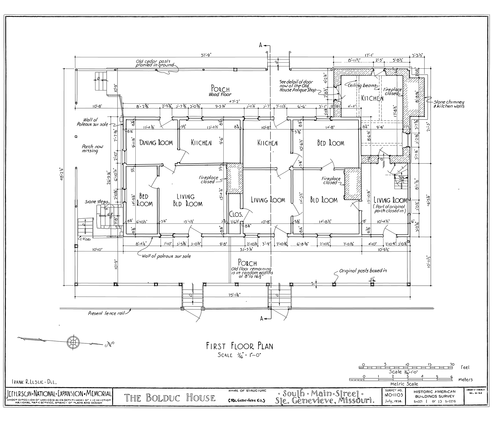 Fotografia przedstawia plan architektoniczny parteru wnętrza mieszkalnego. Jest to rysunek techniczny, na którym zaznaczone zostały pomieszczenia takie jak kuchnia, pokoje, łazienka, korytarze, schody. Wszystkie pomieszczenia mają naniesione wymiary, zaznaczone okna, drzwi.