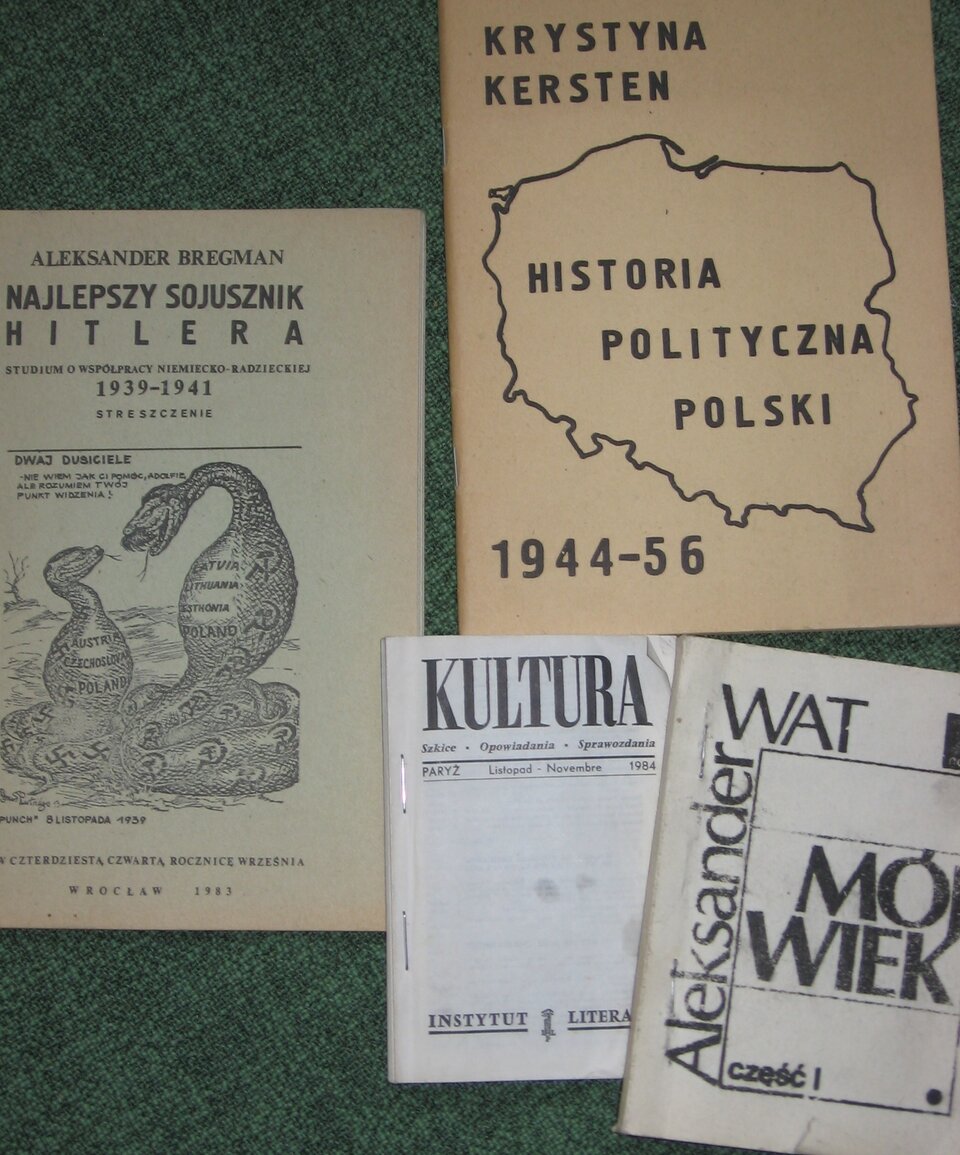 Zdjęcie przedstawia okładki broszur leżących na stole. Są to: Najlepszy sojusznik Hitlera Aleksandra Bregmana, Historia polityczna Polski 1944 do 1956, jeden numer Kultury, z listopada 1984 roku oraz pierwsza część Mojego wieku Aleksandra Wata.