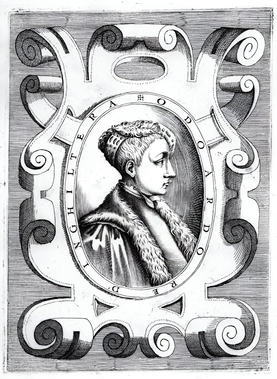 Rysunek przedstawia portret mężczyzny, pozującego z prawego profilu. Portret znajduje się w owalnej ramie z wypisanymi na niej dookoła słowami. Na zewnątrz ramy znajdują się zwijane ornamenty. Po prawej i lewej stronie portretu znajdują się po dwa zwijane do środka ornamenty. Na górnych rogach portretu ornamenty zwijają się na zewnątrz. Każdy z nich wygląda jak szeroki pasek zwijanej blachy. Tło jest złożone z czarnych, poziomych linii.