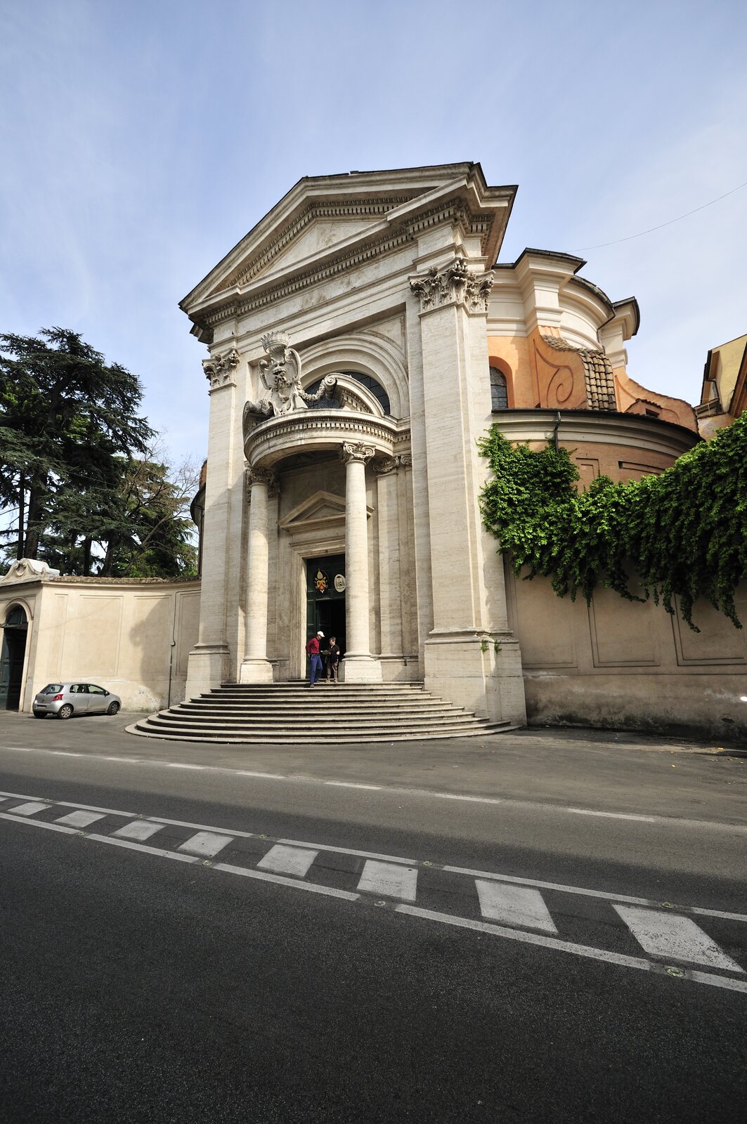 Ilustracja przedstawia fasadę kościoła św. Andrzeja na Kwirynale (rzymskie wzgórze) zbudowanym na planie elipsy. Fasadę tworzą dwa duże pilastry w stylu korynckim z cofniętym wejściem, nad którym znajduje się trójkątny tympanon. Na półokrągłych schodach ustawione są dwie kolumny podtrzymujące balkon, nad którym znajduje się kartuszowy herb z kluczami zamieszczonymi pod baldachimem oraz trzema lilijkami oraz gołębiem poniżej. Nad herbem zamieszczona jest korona, a po bokach znajdują się girlandy.