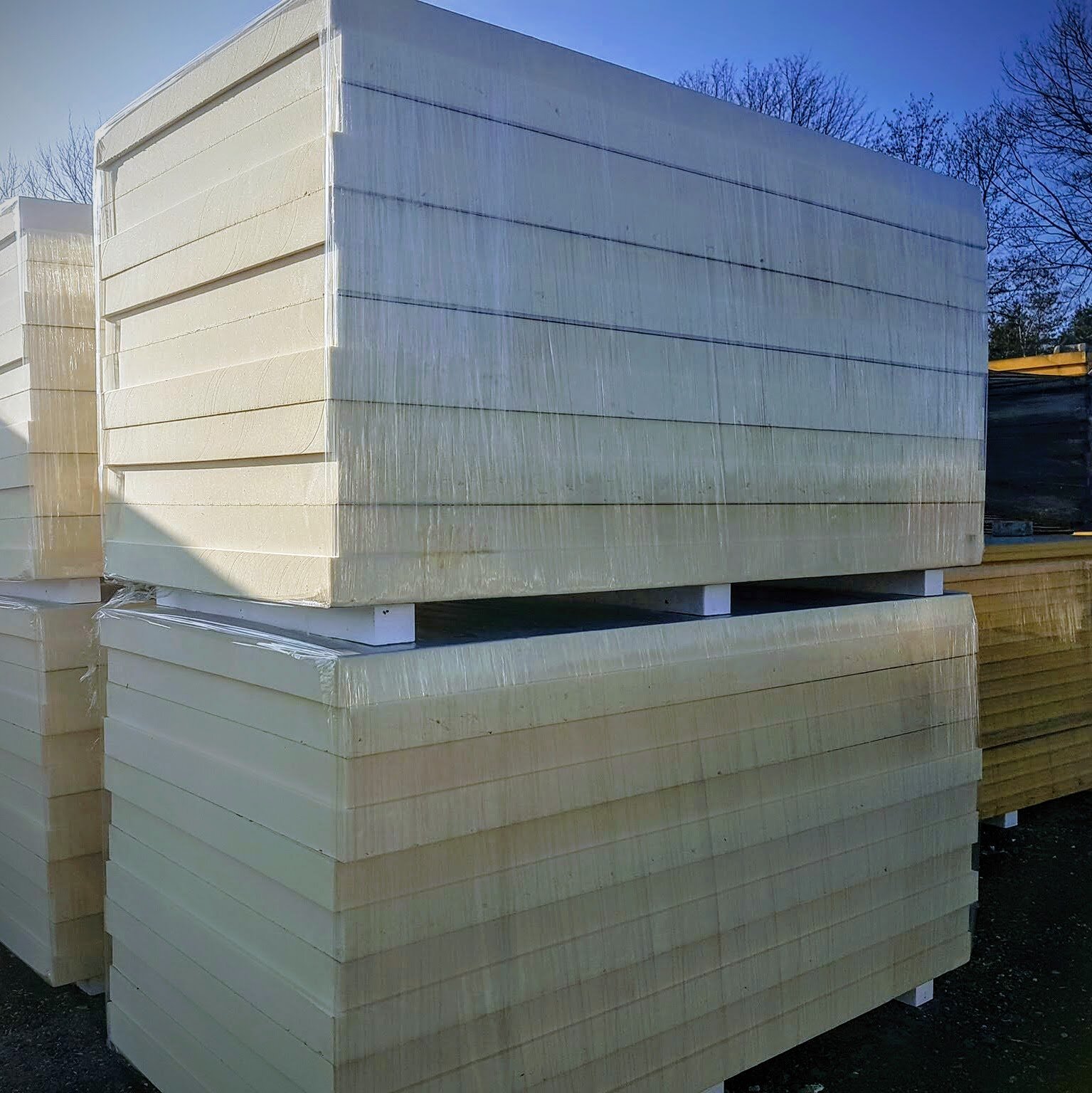 Na zdjęciu widoczna jest pianka poliizocyjanuranowa. Są one ułożone jedna na drugiej na palecie. Zabezpieczone są folią.