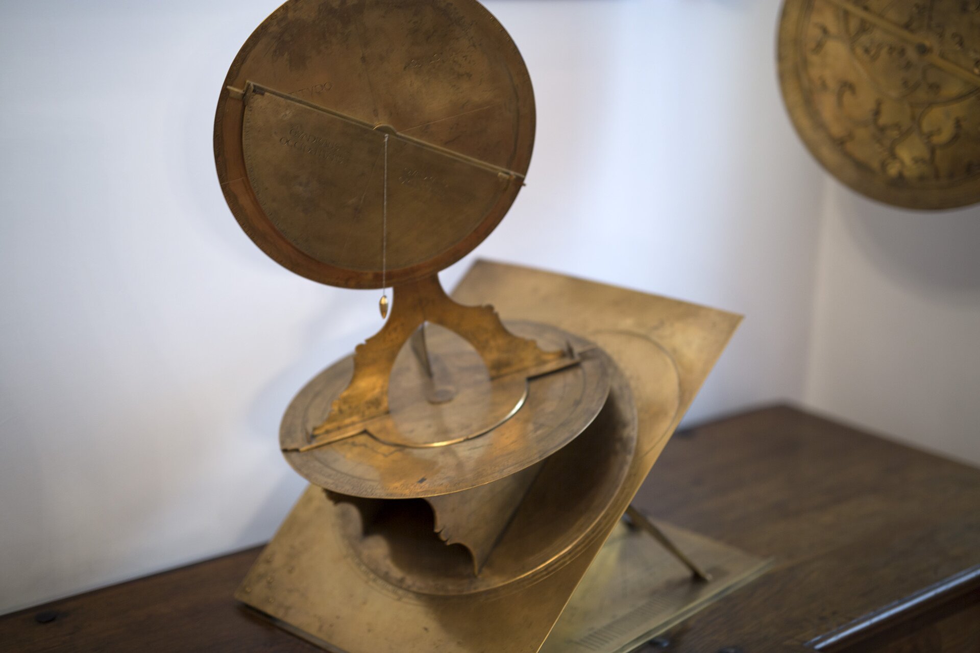 Fotografia barwna przedstawiająca Torquetum - przyrząd umożliwiający pomiar współrzędnych ciał niebieskich w trzech układach: poziomym, ekwatorialnym i ekwipotycznym.