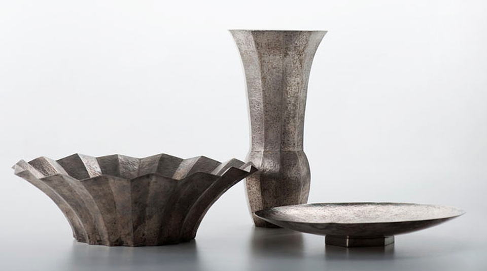 ulia Keilowa, Wazon, patera i misa kute ręcznie. Misa ma falowane ściany. Wazon na dole jest pękaty, w środkowej części zwęża się a u góry rozszerza.