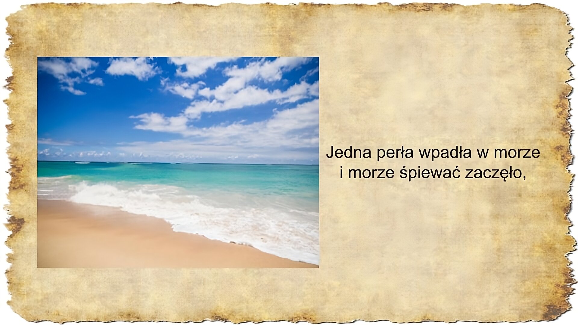 Po prawej stronie slajdu zamieszczony jest tekst: Jedna perła wpadła w morze i morze śpiewać zaczęło, Po lewej stronie slajdu umieszczona jest kolorowa fotografia przedstawiająca lazurowe morze i piaszczystą plażę na tle błękitnego nieba.