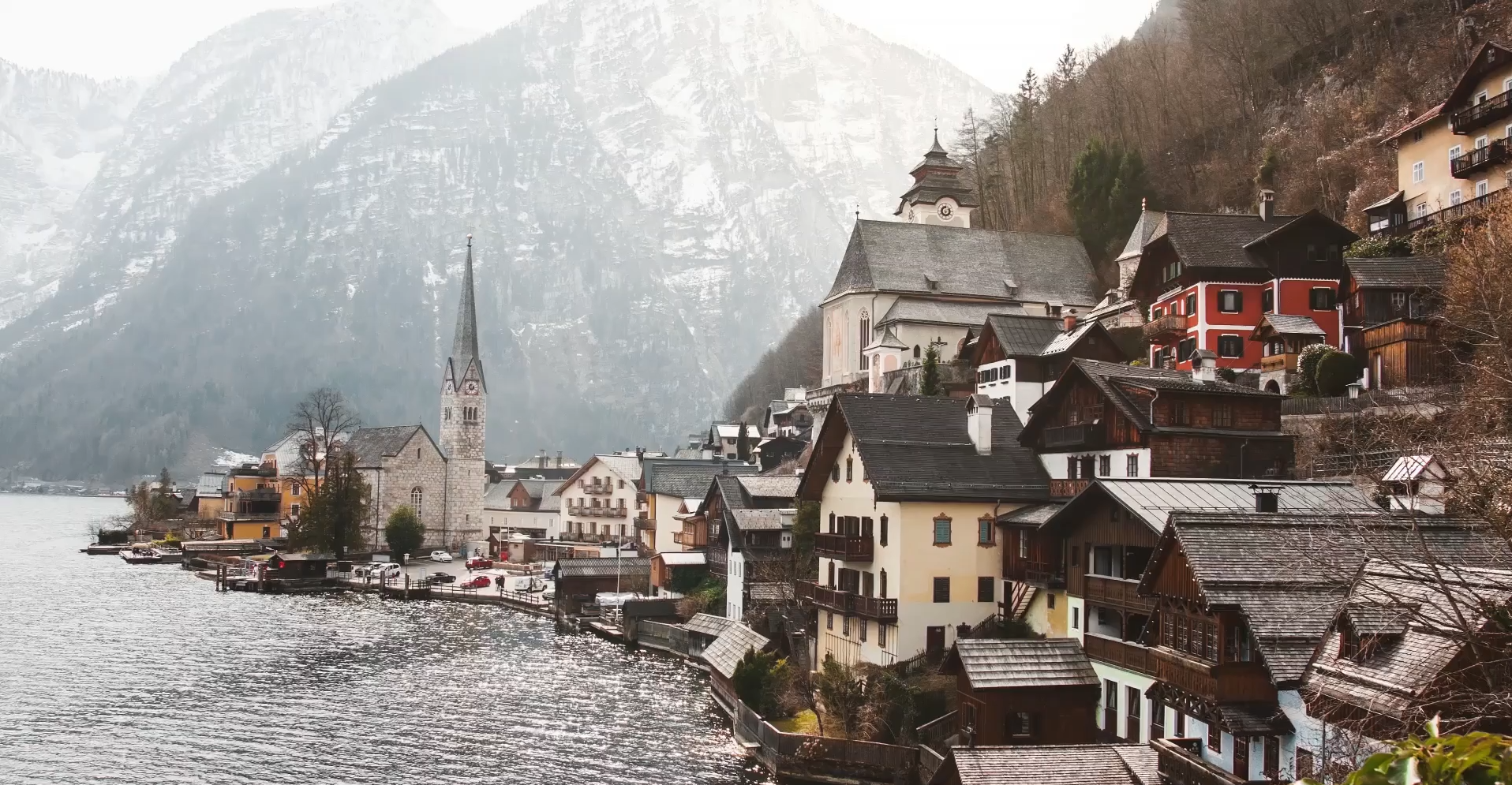 Scena przedstawia miasteczko usytuowane na brzegu morza i u szczytu gór. Pojawia się blok z tekstem: Bei der Suche nach einem Urlaubsziel ist uns oft nicht bewusst, wie attraktiv Deutschland, Österreich und die Schweiz für Touristen sind.