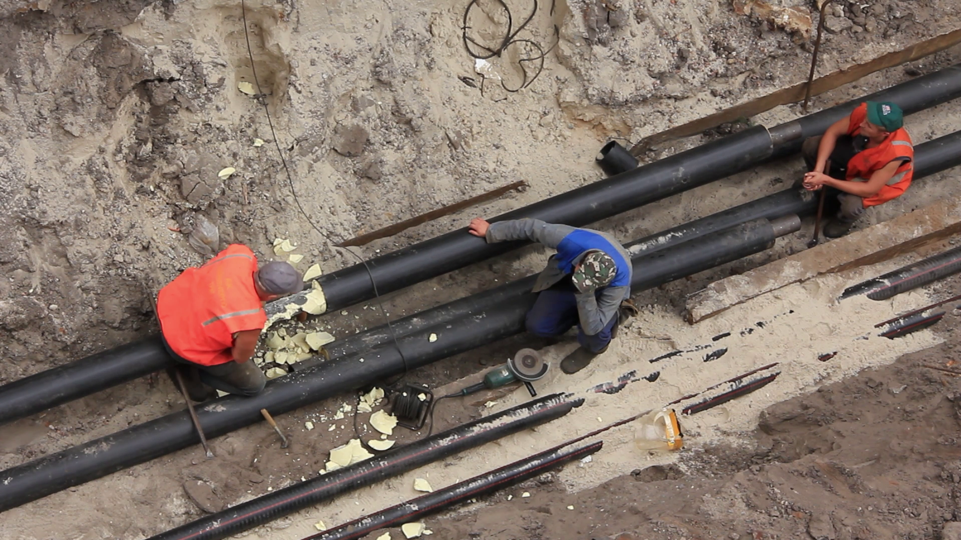 5. Budowa rurociągu – ten etap obejmuje układanie rurociągu w wykopie i łączenie poszczególnych odcinków w całość. Po zakończeniu budowy przeprowadza się geodezyjną inwentaryzację powykonawczą. Wtedy rurociąg zostaje zasypany, a warstwa ziemi nie może być mniejsza niż 1 m. Na koniec odbudowywana jest istniejąca infrastruktura, systemy melioracyjne, drogi itp.