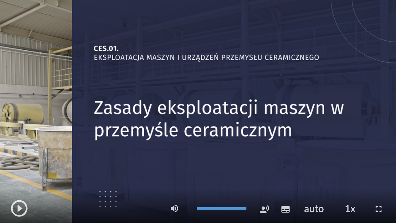 Ilustracja przedstawia zrzut ekranu z nagrania video. Film dotyczy zasad eksploatacji maszyn w przemyśle ceramicznym. CES 01. Eksploatacja maszyn i urządzeń przemysłu ceramicznego. W dolnej części zrzutu ekranu widoczny jest pasek nawigacyjny wraz z ikonami umożliwiającymi uruchamianie, zatrzymywanie filmu, zwiększanie głośności, uruchamianie ścieżki audiodeskrypcji, napisów i wyświetlanie filmu na pełnym ekranie.