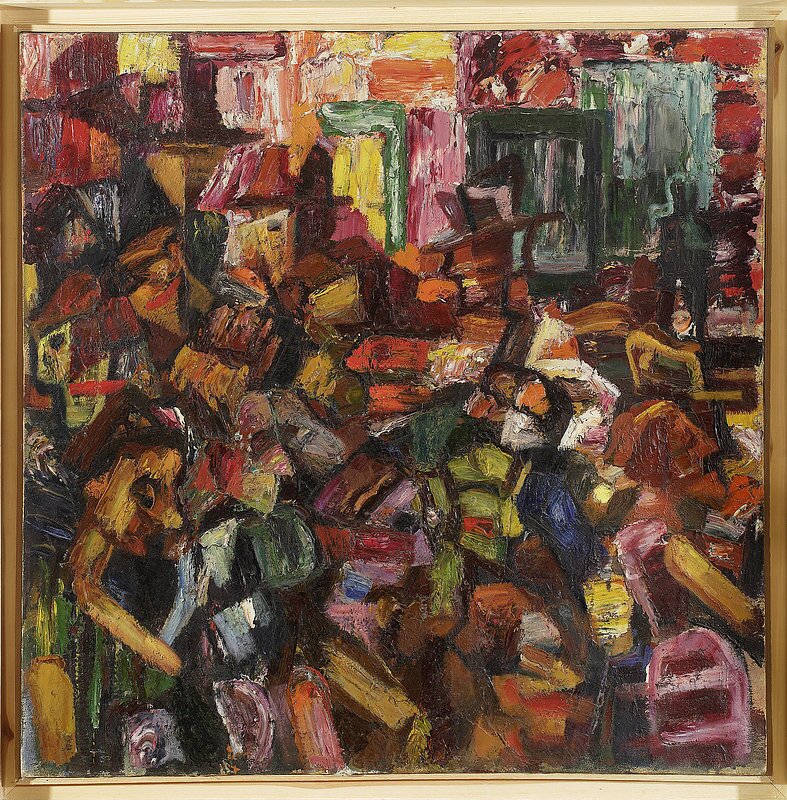 Ilustracja przedstawia nierealistycznie ukazany tłum przechodniów. Postaci kierują się w obie strony. W tle zaobserwować można ściany budynków i okna.