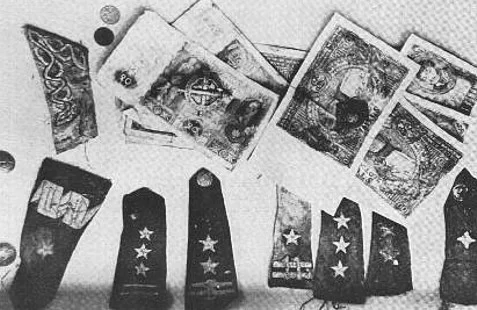 Zdjęcie przedstawia naramienniki wojskowe i polskie banknoty. Na naramiennikach wyszyte są po trzy lub dwie gwiazdki. 